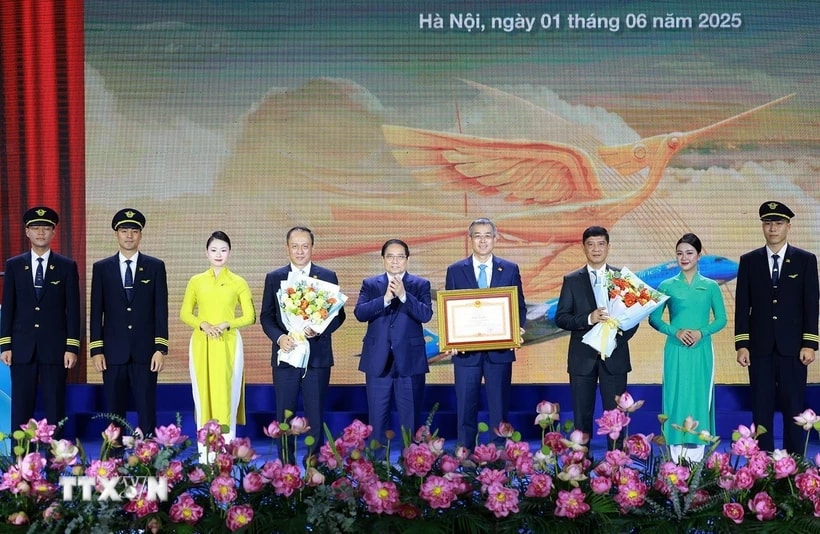 Thủ tướng Phạm Minh Chính trao Bằng khen tặng Tổng Công ty Hàng không Việt Nam. (Ảnh: Dương Giang/TTXVN)