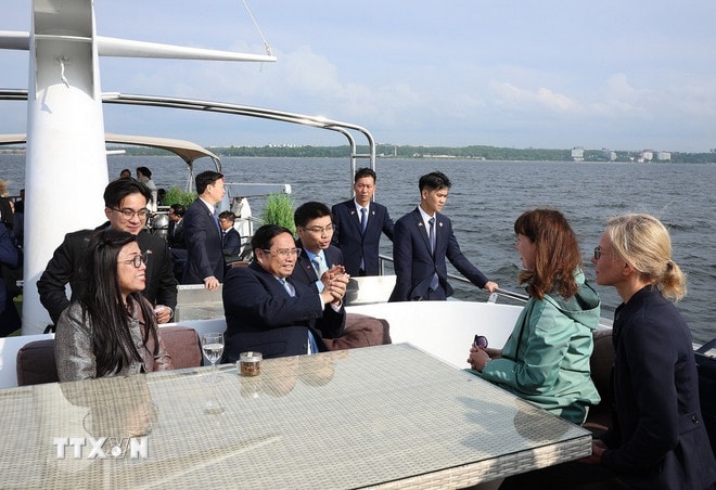 ttxvn-thu-tuong-tham-quan-cang-tallinna-sadam.jpg