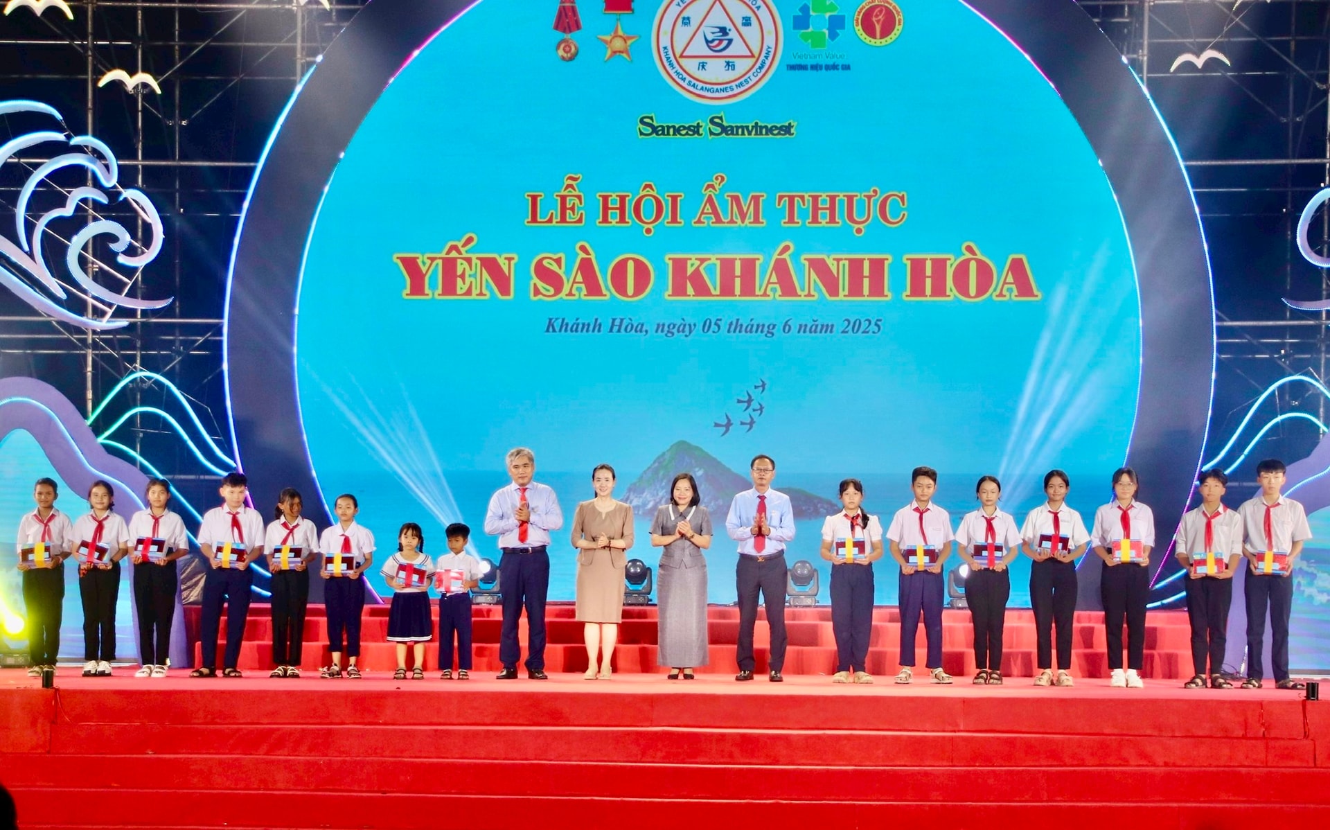 Trao 50 suất quà cho các học sinh nghèo vượt khó (ảnh Thùy Trang)
