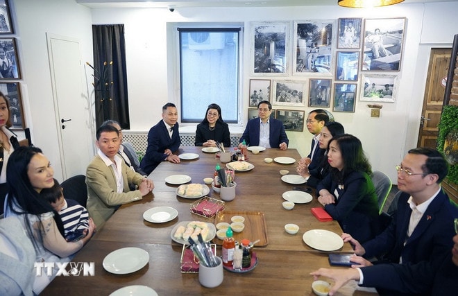 ttxvn-thu-tuong-pham-minh-chinh-va-phu-nhan-gia-dinh-da-van-hoa-tai-estonia-3.jpg