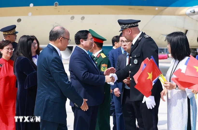 Lễ đón Thủ tướng Phạm Minh Chính và Phu nhân tại sân bay quốc tế Cotê d’Azur Nice, Cộng hòa Pháp. (Ảnh: Dương Giang/TTXVN)