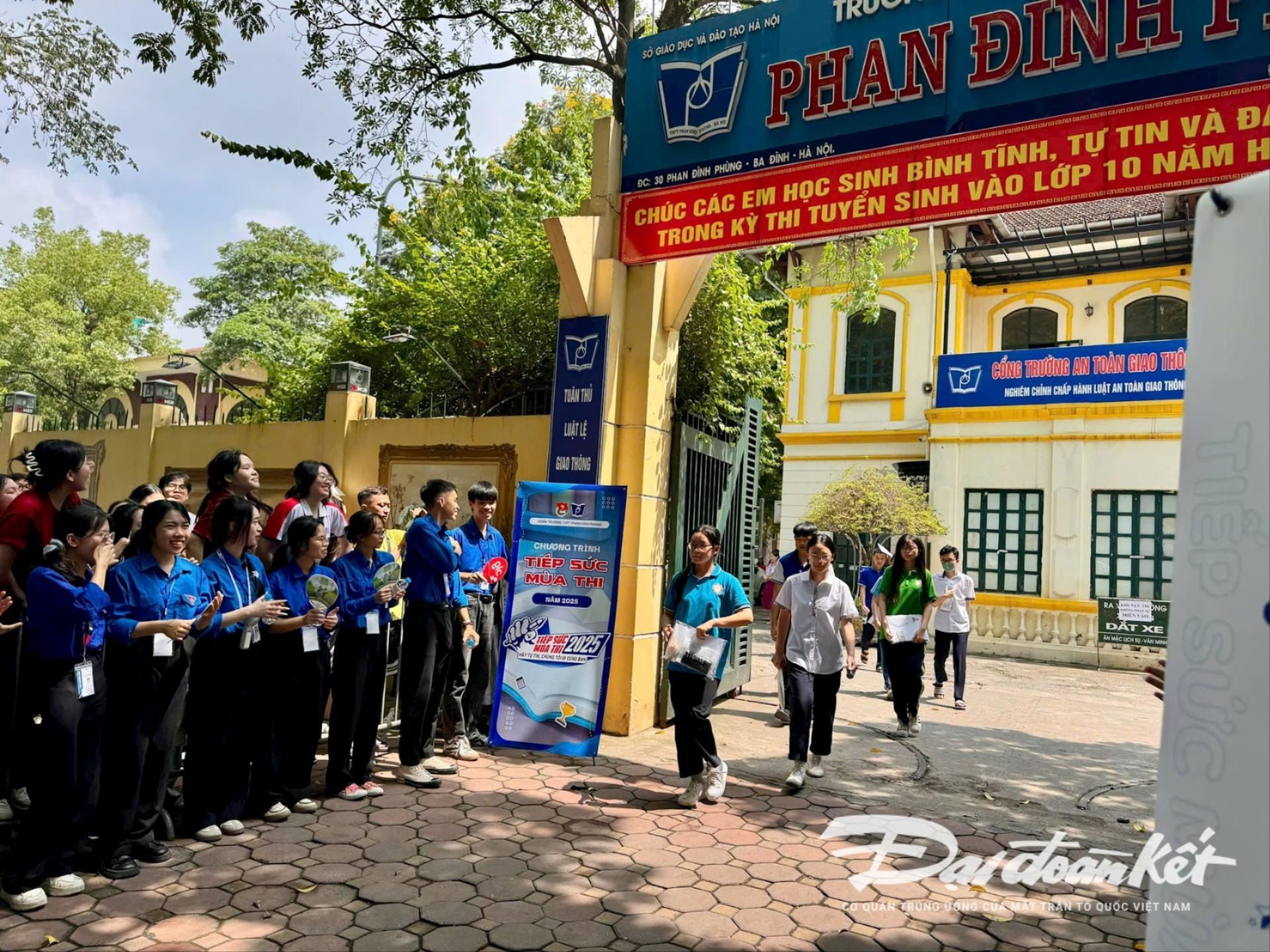 nhung-thi-sinh-thi-mon-toan-dau-tien-roi-diem-thi-thpt-phan-dinh-phung-anh-minh-quang(1).jpg