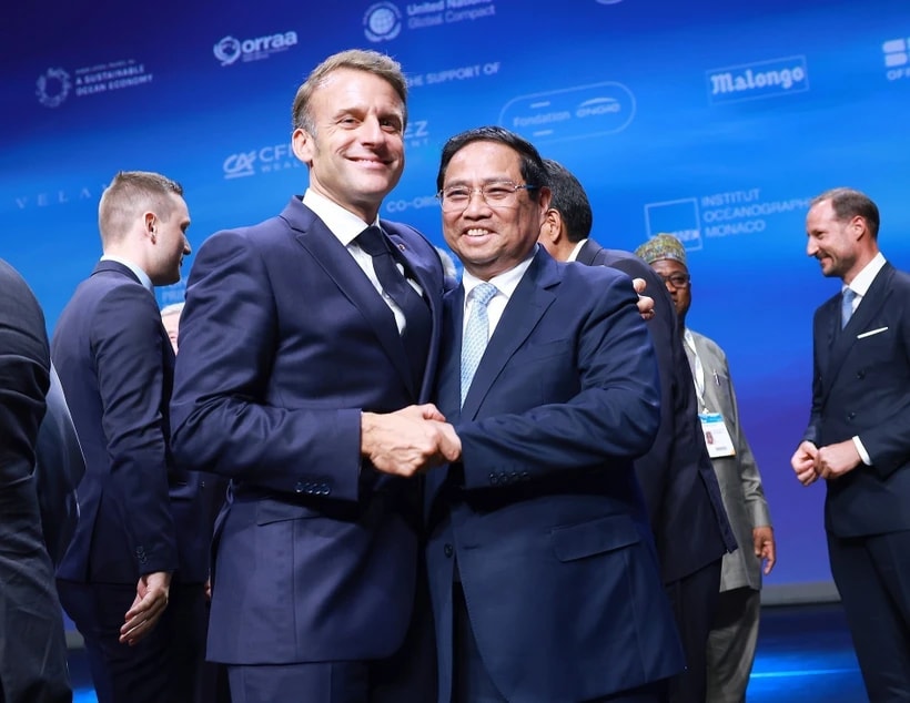 Thủ tướng Phạm Minh Chính và Tổng thống Cộng hòa Pháp Emmanuel Macron tại Diễn đàn Tài chính và Kinh tế Xanh. (Ảnh: Dương Giang/TTXVN)