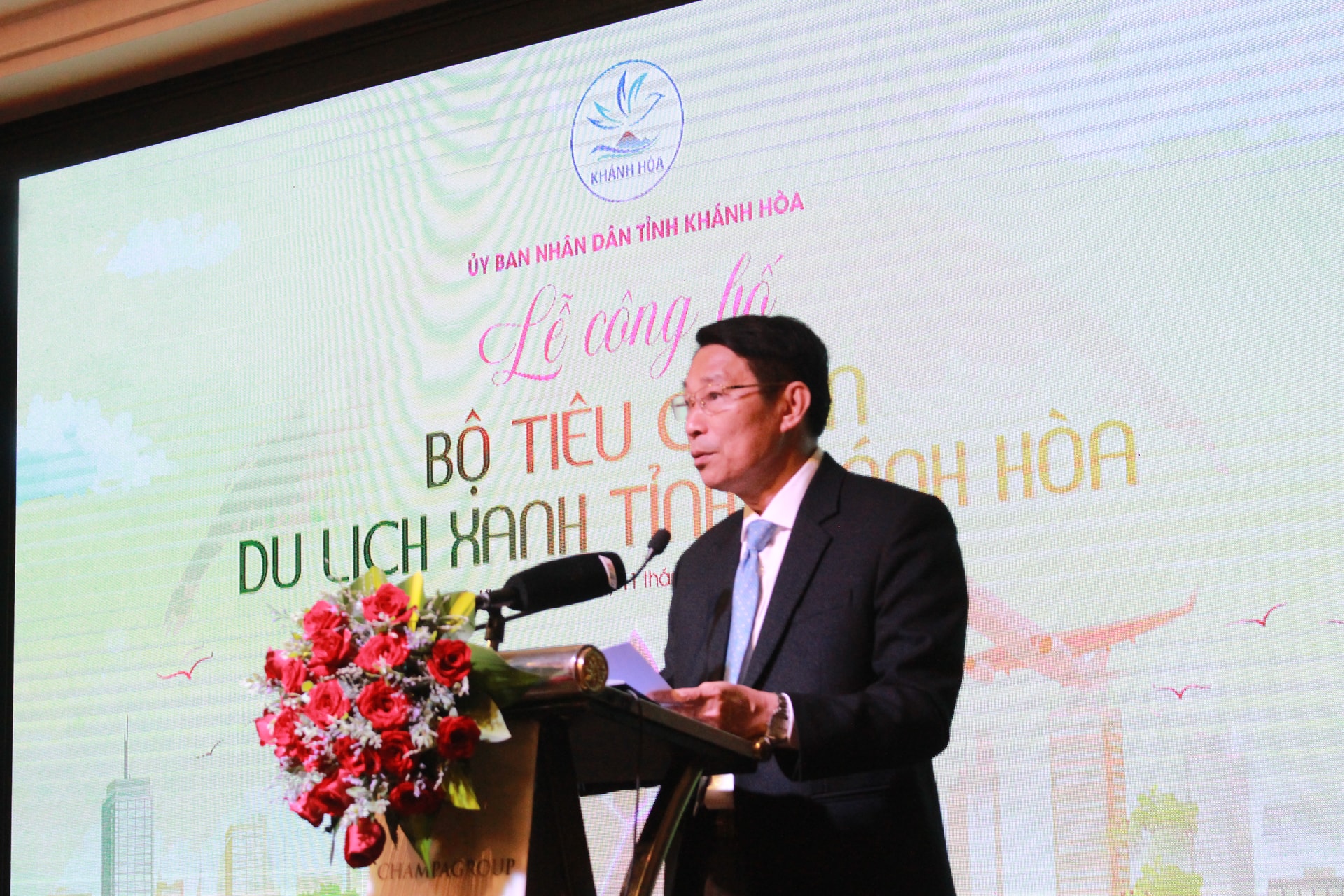 Ông Đinh Văn Thiệu - Phó Chủ tịch UBND tỉnh Khánh Hòa đang phgats biểu tại hội nghị.