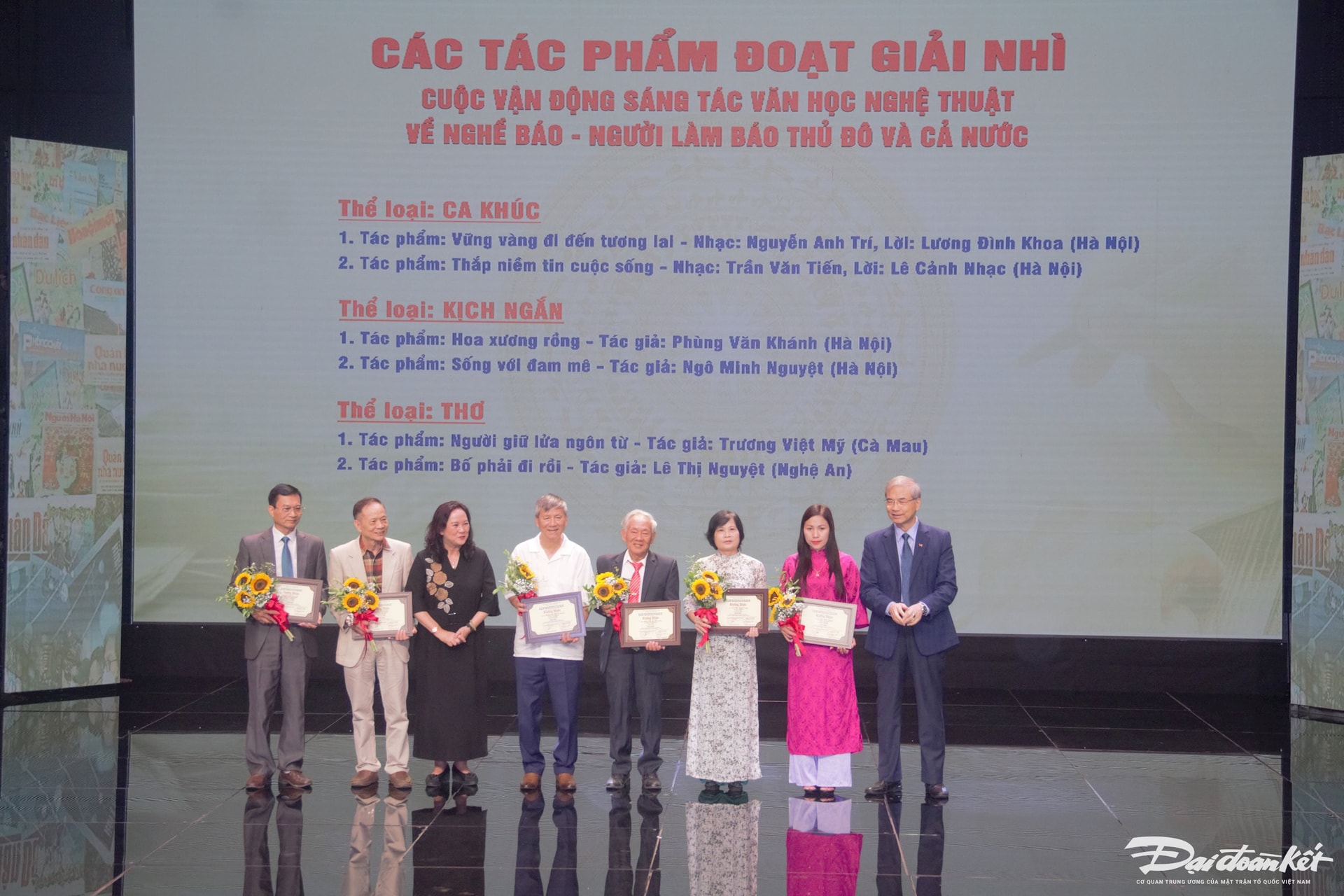 Các tác giả đoạt giải Nhì ở các thể loại. Ảnh: Phạm Sỹ.