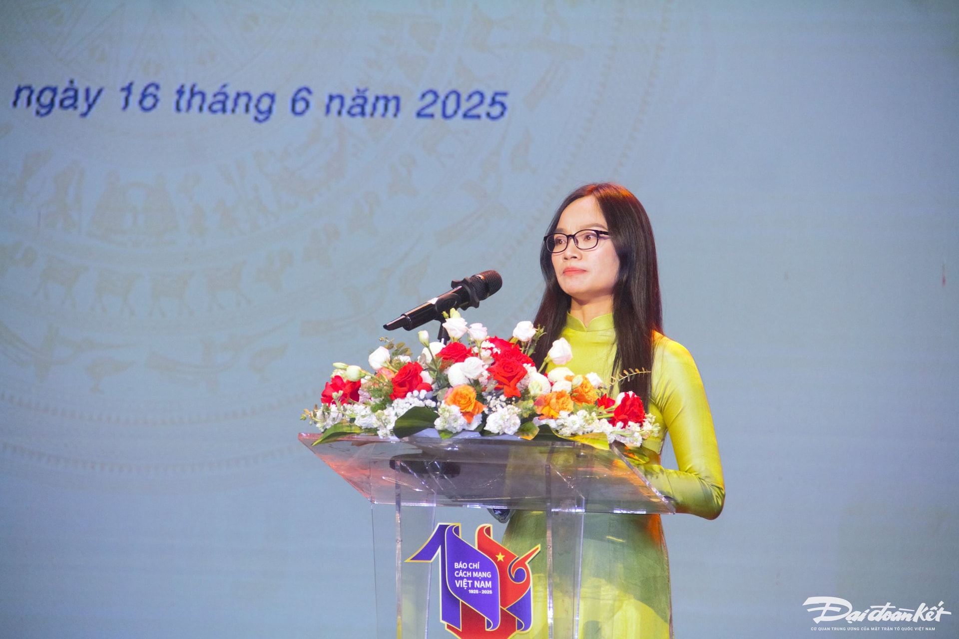 Nhà báo Vương Minh Huệ – Tổng Biên tập Tạp chí Người Hà Nội, Trưởng Ban Tổ chức phát biểu tại lễ trao giải. Ảnh: Phạm Sỹ.