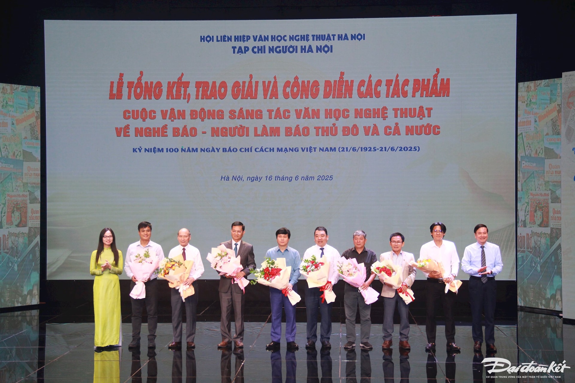 Ban tổ chức tặng hoa Hội đồng thẩm định. Ảnh: Phạm Sỹ.