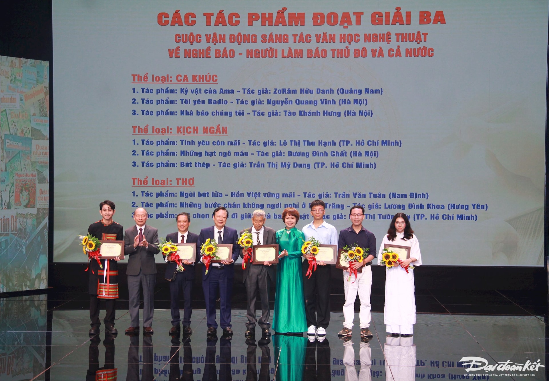 Các tác giả đoạt giải Ba. Ảnh: Phạm Sỹ.