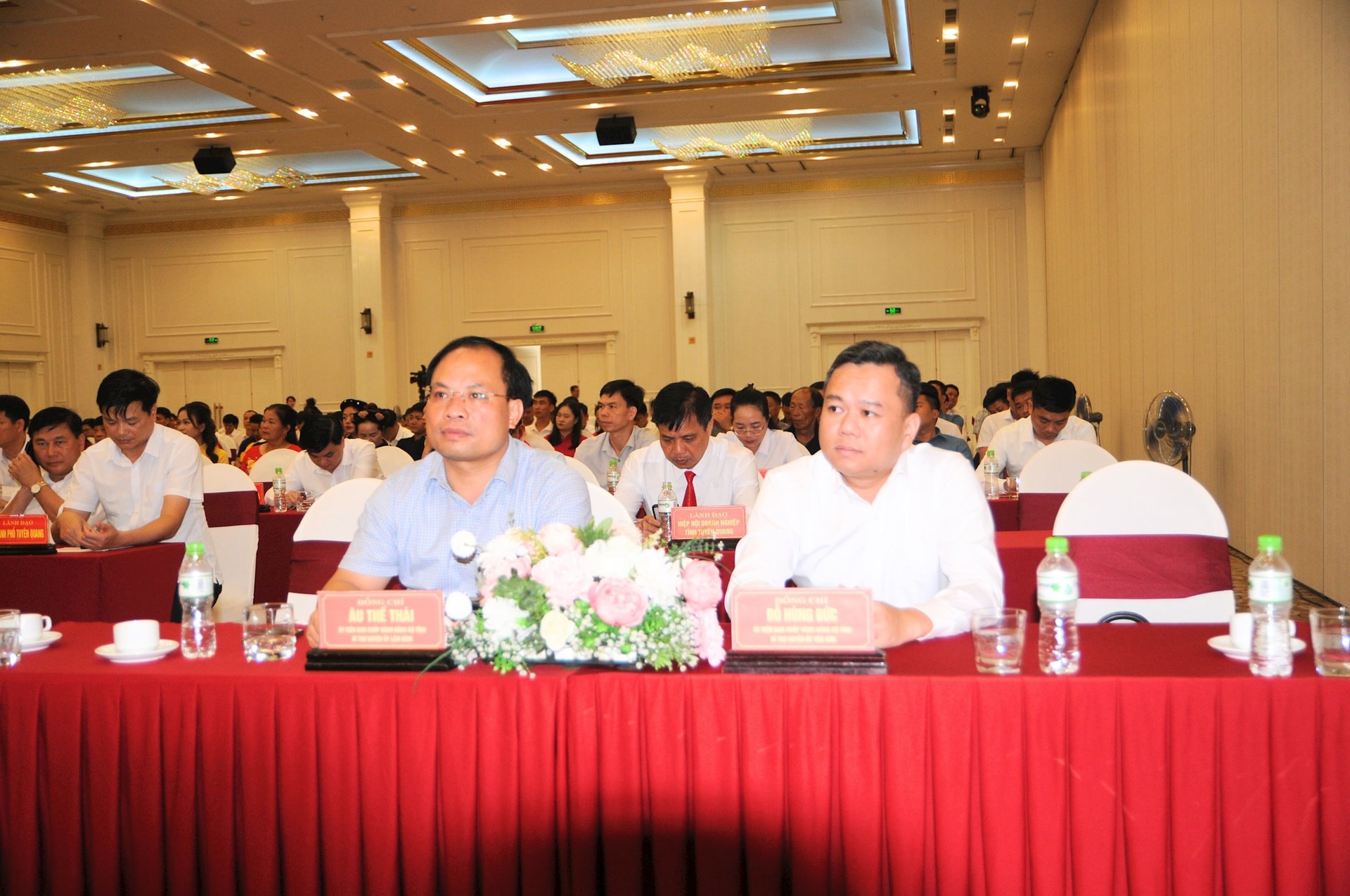 Đại diện lãnh đạo UBND tỉnh, các sở ban ngành, Huyện ủy tham dự Hội nghị chiều 16/6. Ảnh: Xuân Trường.