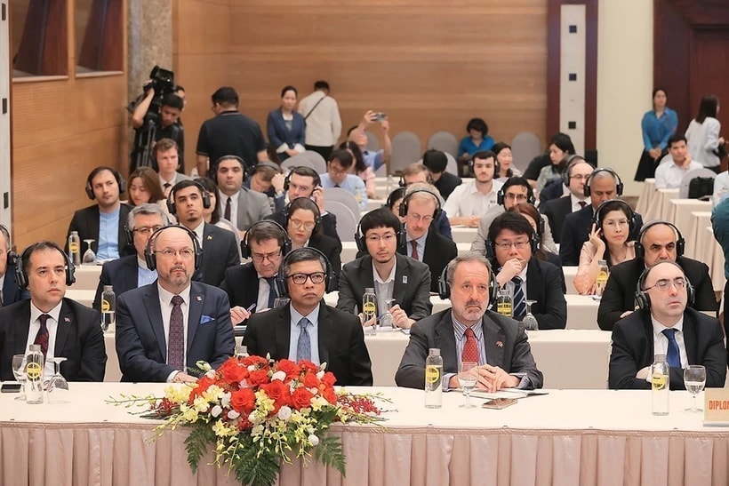 Đại diện các cơ quan ngoại giao trong nước và quốc tế tham dự buổi họp báo. (Ảnh: An Đăng/TTXVN)
