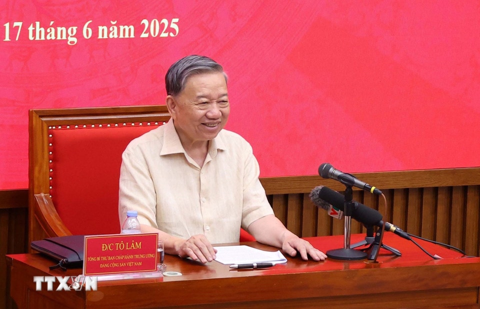 Tổng Bí thư Tô Lâm trao đổi với Lớp Bồi dưỡng cán bộ quy hoạch Ủy viên Trung ương Đảng khóa XIV (Lớp thứ tư). (Ảnh: Văn Điệp/TTXVN)