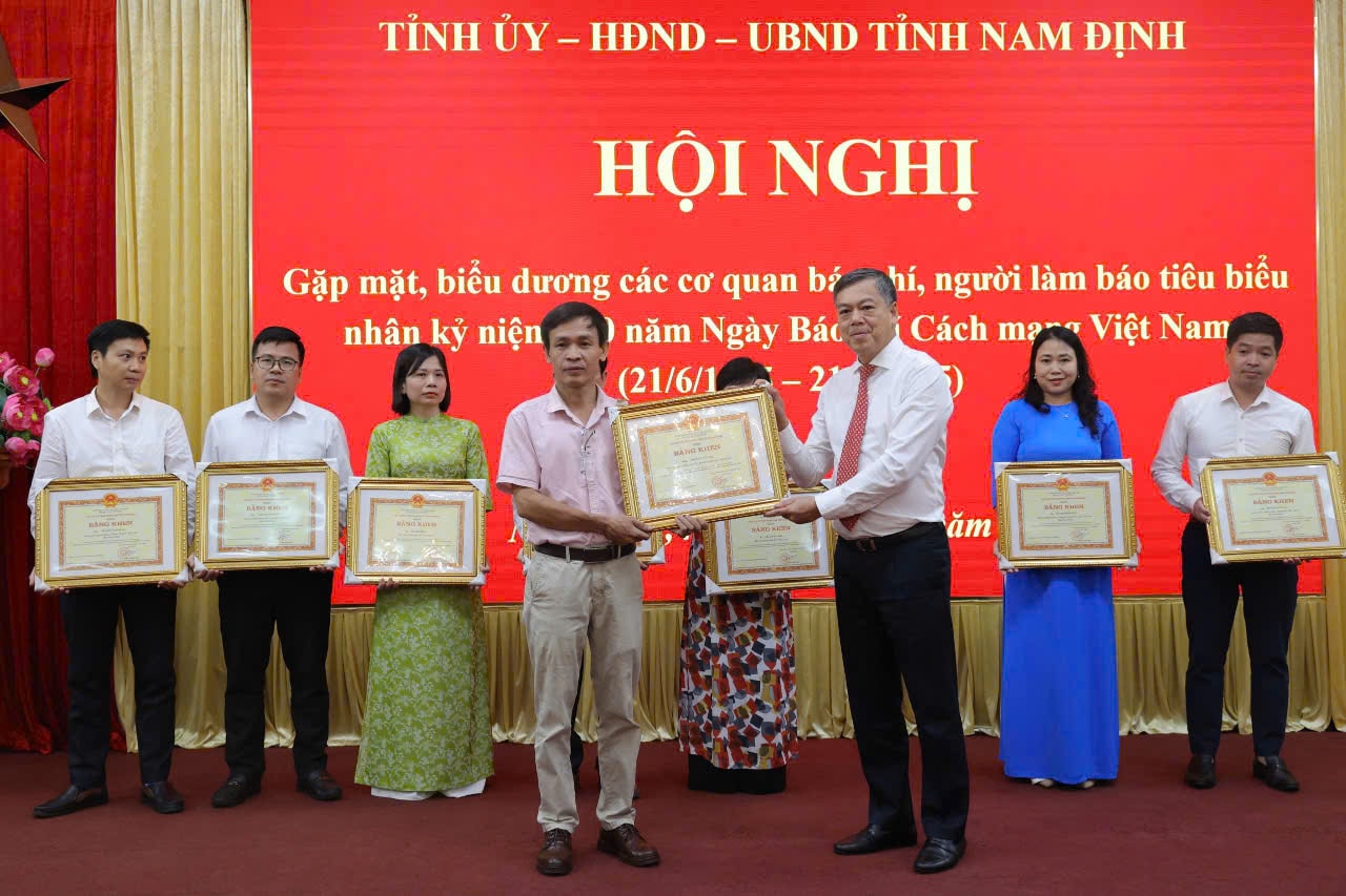 Nhận bằng