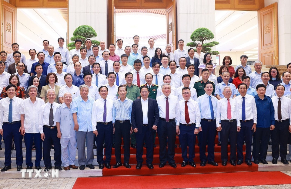 Thủ tướng Phạm Minh Chính với lãnh đạo, nguyên lãnh đạo các cơ quan báo chí. (Ảnh: Dương Giang/TTXVN)