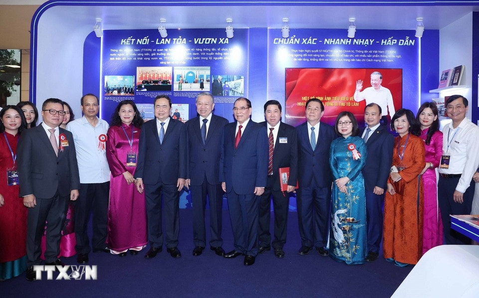 Tổng Bí thư Tô Lâm, các đồng chí lãnh đạo Đảng, Nhà nước và các đại biểu tham quan không gian trưng bày của TTXVN. (Ảnh: Thống Nhất/TTXVN)