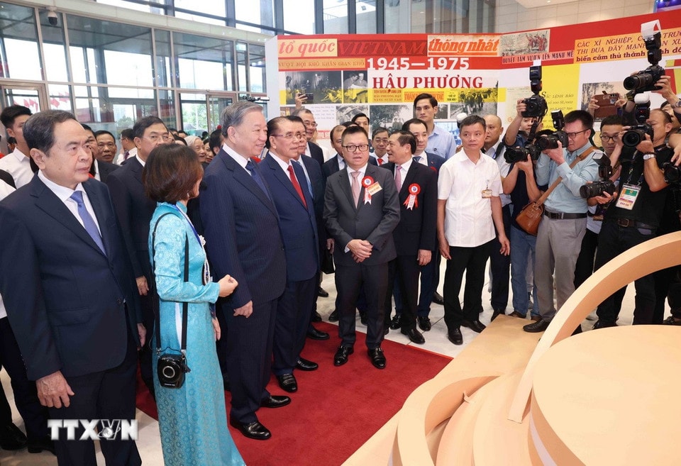 Tổng Bí thư Tô Lâm và các đồng chí lãnh đạo tham quan các gian trưng bày. (Ảnh: Phương Hoa/TTXVN)