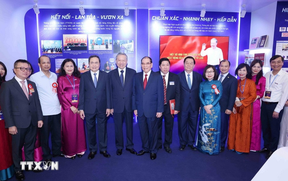 Tổng Bí thư Tô Lâm cùng các đồng chí lãnh đạo chụp ảnh lưu niệm tại gian trưng bày Thông tấn xã Việt Nam. (Ảnh: Phương Hoa/TTXVN)