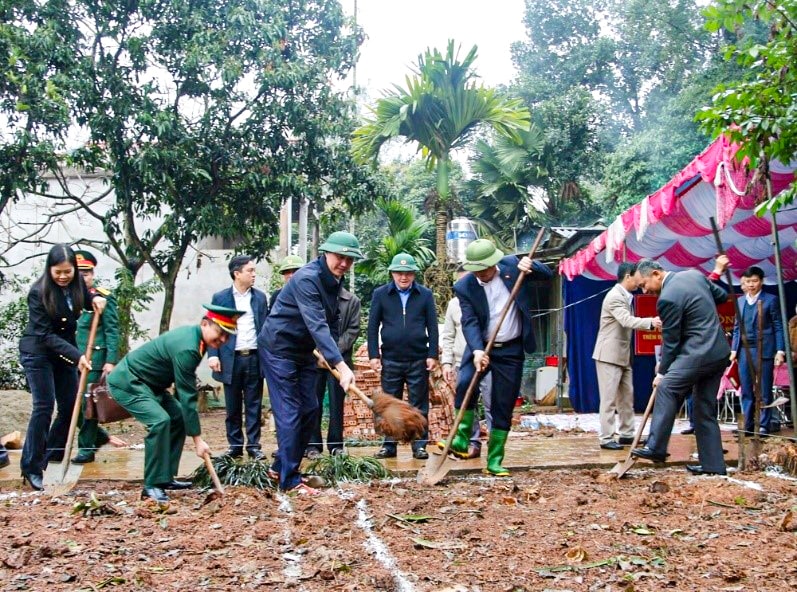 Phùng Khánh Tài khởi công xây nhà tạm CK
