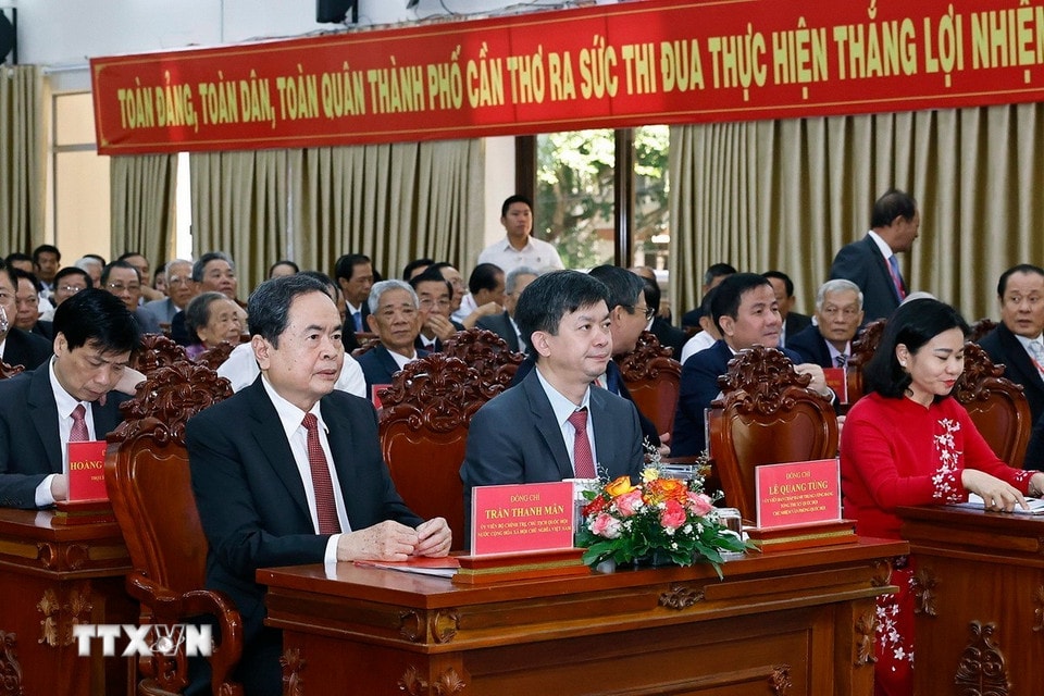 Chủ tịch Quốc hội Trần Thanh Mẫn và đại biểu dự Lễ công bố Nghị quyết. (Ảnh: Doãn Tấn/TTXVN)