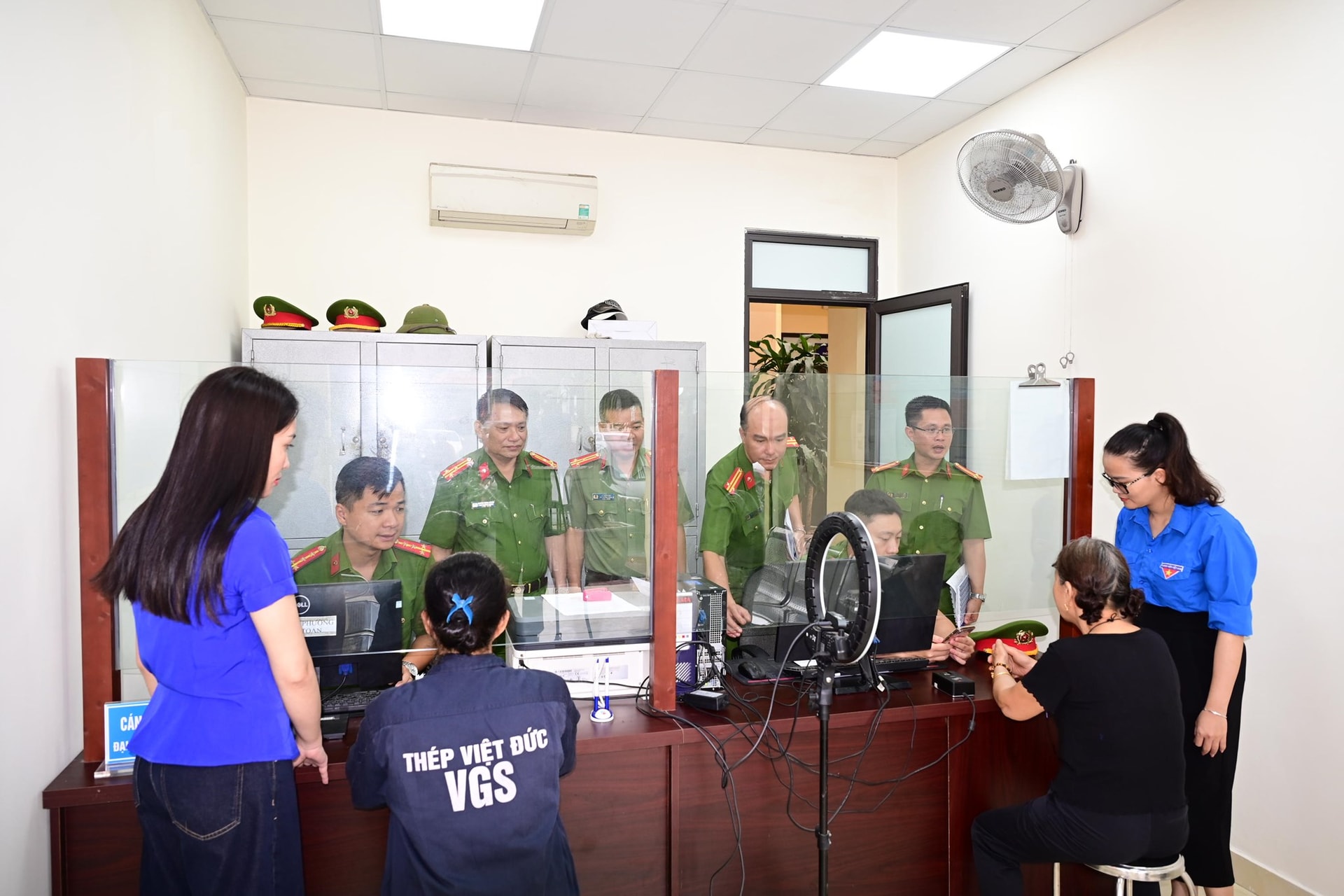 Trong đó chú trọng đánh giá các điểm nghẽn tồn tại từ phần mềm, kênh truyền tại hệ thống của lực lượng cũng như chính quyền cùng cấp trong giải quyết toàn bộ thủ tục hành chính cho người dân; đánh giá thực tế khả năng bố trí kho để chuẩn bị cho việc xây dựng Tàng thư căn cước, cư trú tại cấp xã khi có Thông tư hướng dẫn của Bộ Công an.