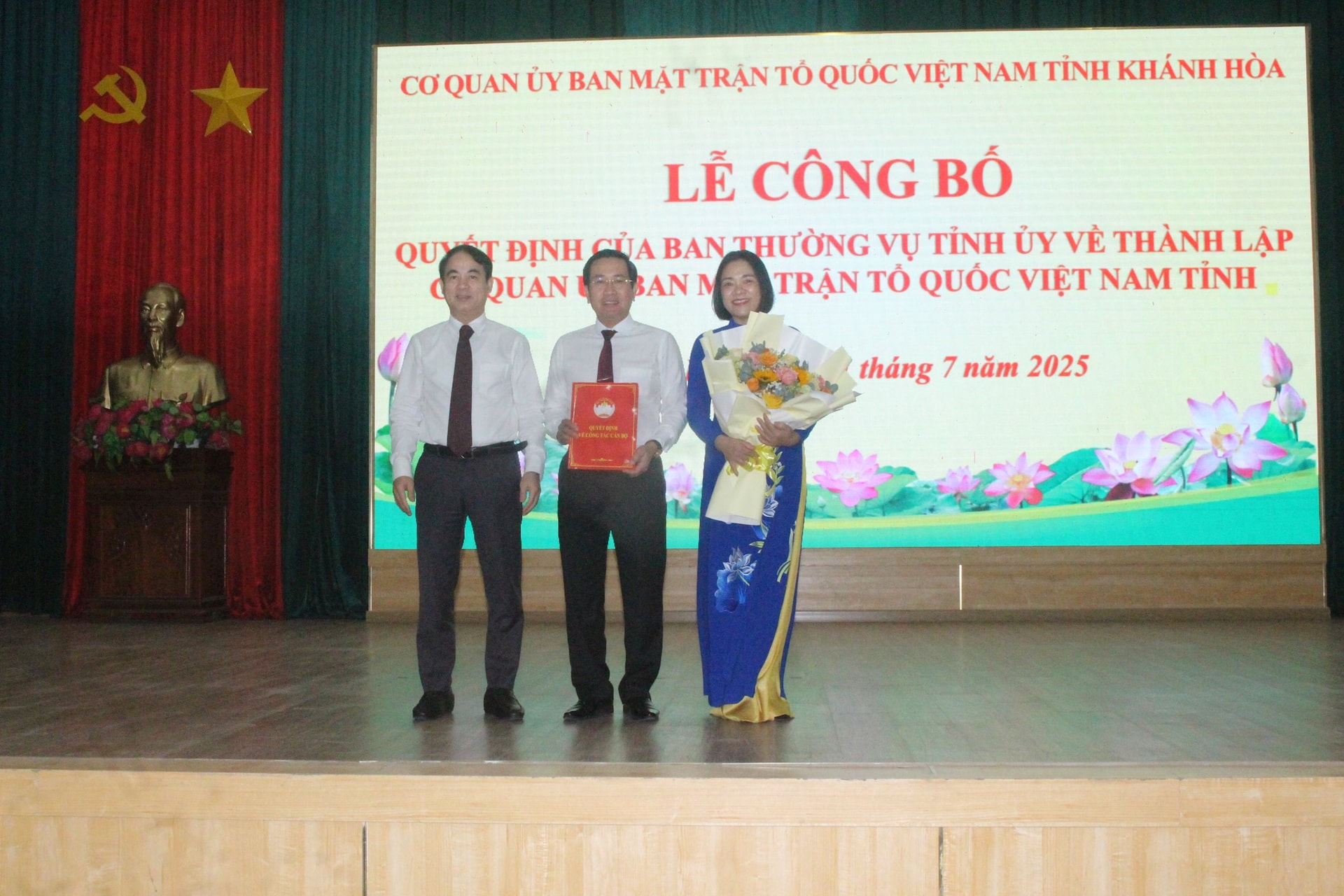 Ông Nghiêm Xuân Thành Bí thư Tỉnh ủy Khành Hòa, đã trao quyết định của Ban Chấp hành Đảng bộ tỉnh về việc thành lập cơ quan Ủy ban Mặt trận Tổ quốc Việt Nam tỉnh Kh