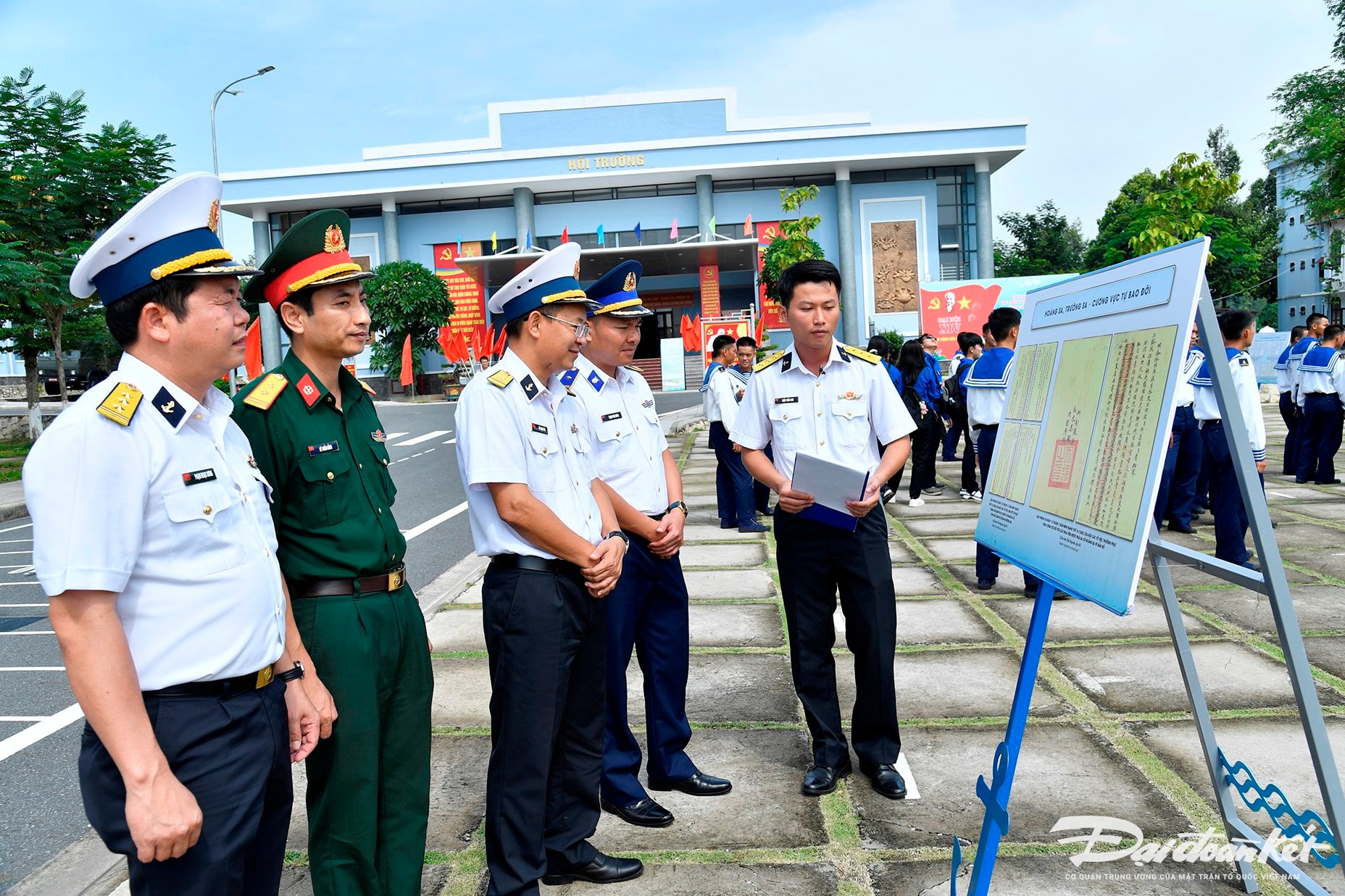 5. Lãnh đạo, chỉ huy các đơn vị trên địa bàn tham quan trưng bày