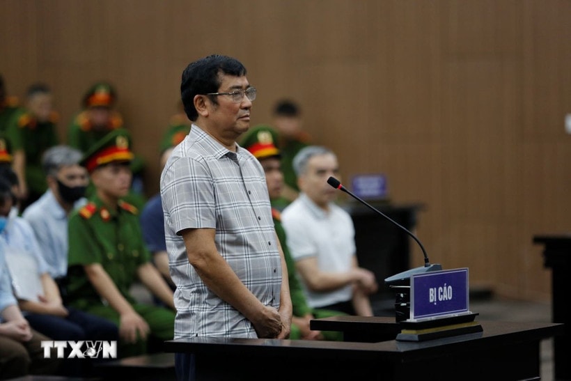 Bị cáo Phùng Quang Hùng (cựu Chủ tịch Ủy ban Nhân dân tỉnh Vĩnh Phúc cũ) trình bày tại phiên tòa sáng 4/7. (Ảnh: Quốc Lũy/TTXVN) 