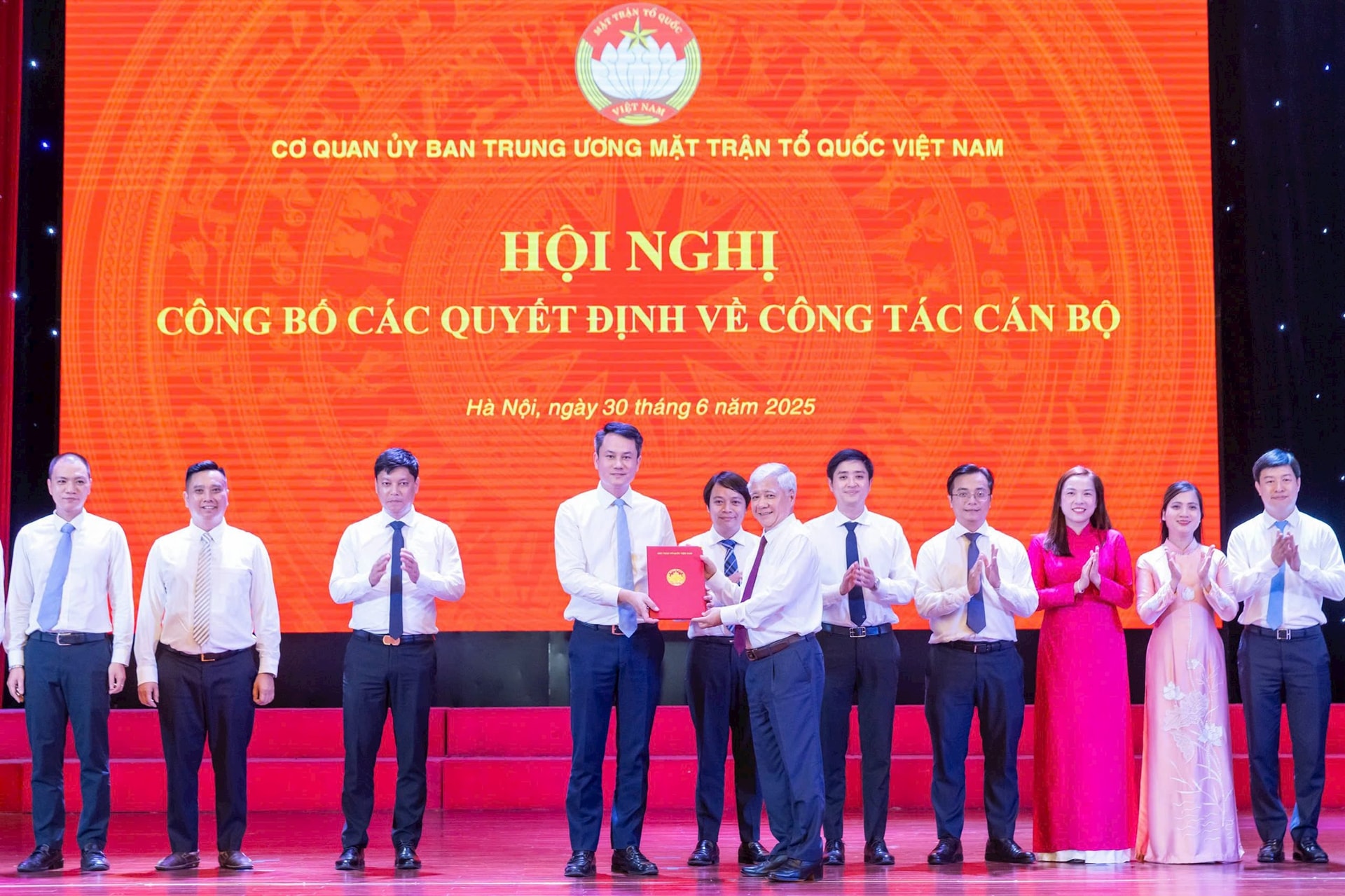 Mat tran moi