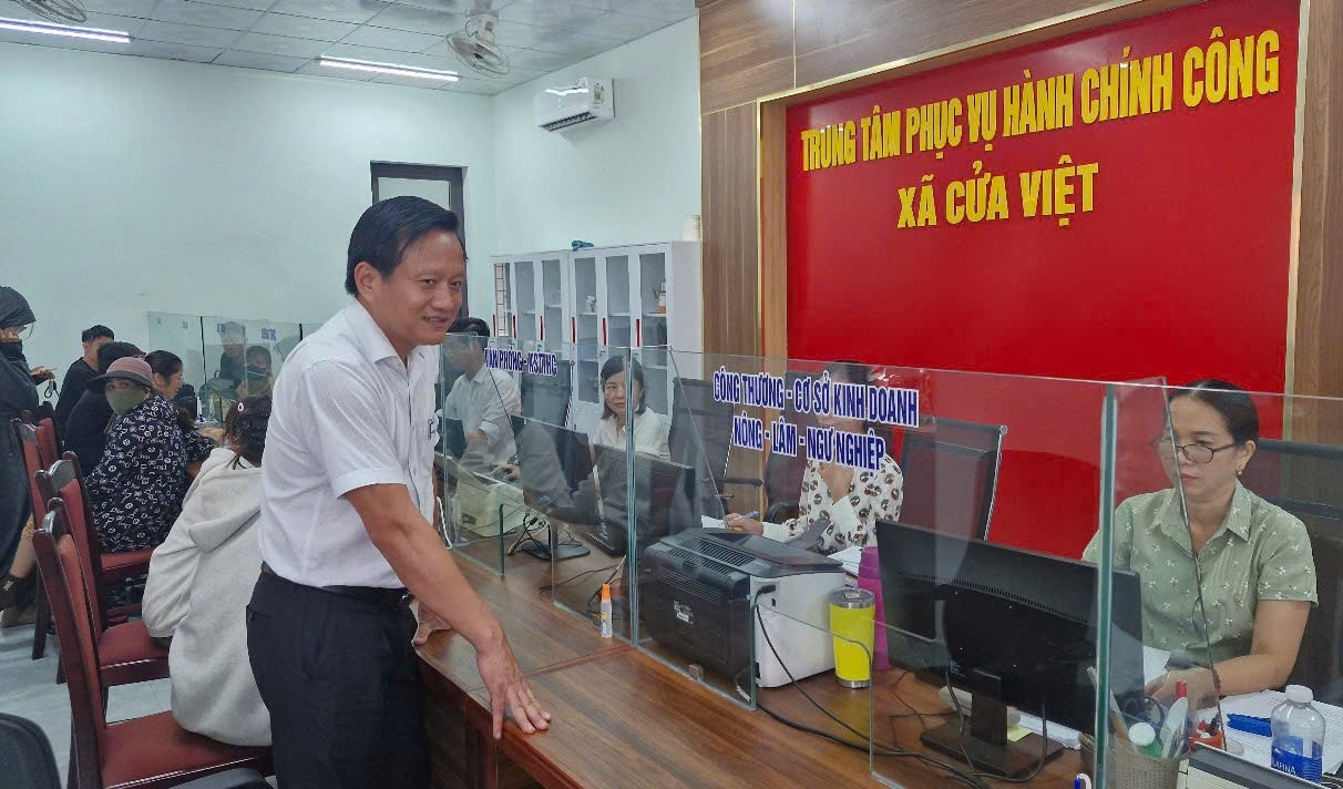 Ông Lê Văn Thông, Chủ tịch UBND xã Cửa Việt kiểm tra tình hình hoạt động tại Trung tâm phục vụ hành chính công xã. Ảnh: N.V.