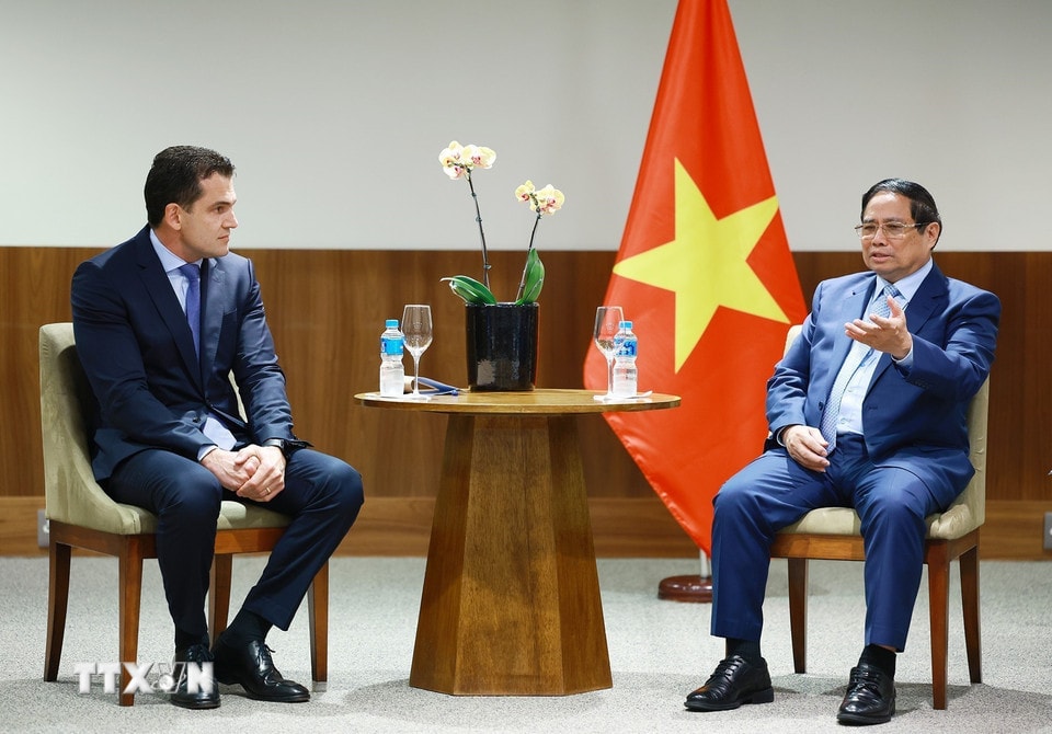Thủ tướng Phạm Minh Chính tiếp lãnh đạo Tập đoàn JSB, Tập đoàn hàng đầu thế giới trong lĩnh vực chế biến lương thực.(Ảnh: Dương Giang/TTXVN)