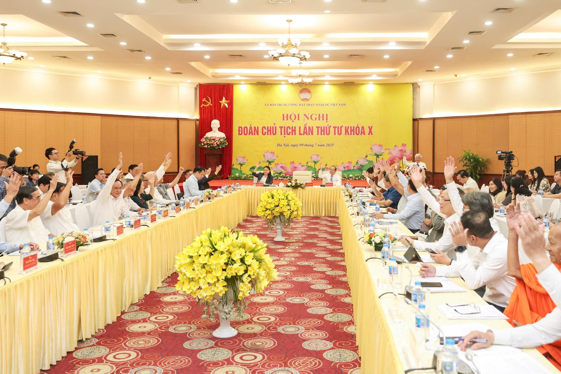 Đại biểu tiến hành biểu quyết thông qua nội dung Tờ trình về việc hiệp thương cử nhân sự tham gia Ủy ban, Đoàn Chủ tịch, Phó Chủ tịch UBTƯ MTTQ Việt Nam khóa X, nhiệm kỳ 2024-2029. Ảnh: Quang Vinh.