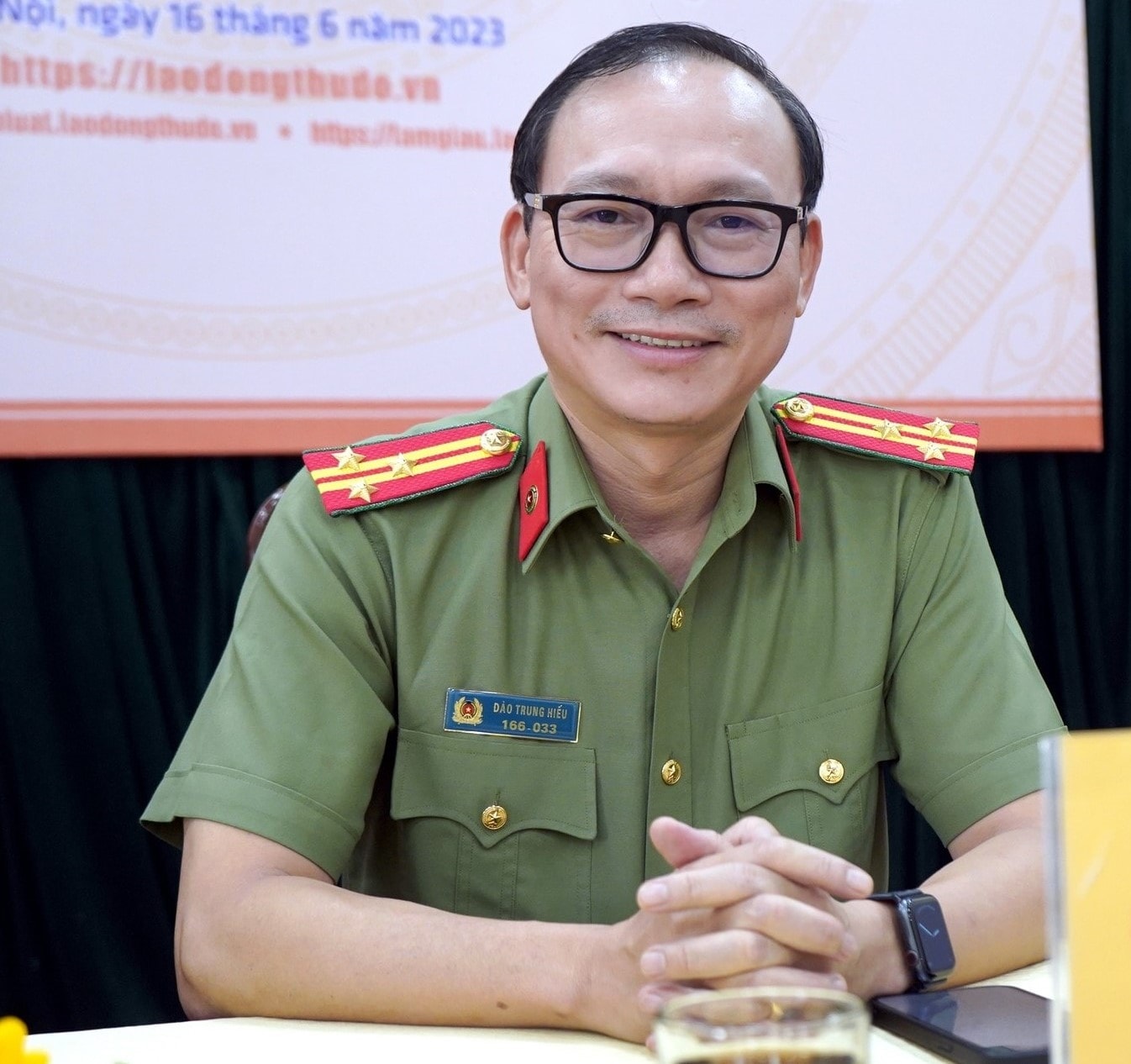 Anh bai chan trang