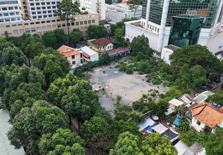 Khu vực số 36 và 42 đường Chu Mạnh Trinh là khu đất trống có cây xanh bao quanh trong hình (thuộc phường Sài Gòn, Thành phố Hồ Chí Minh). (Nguồn: Báo Tuổi trẻ)