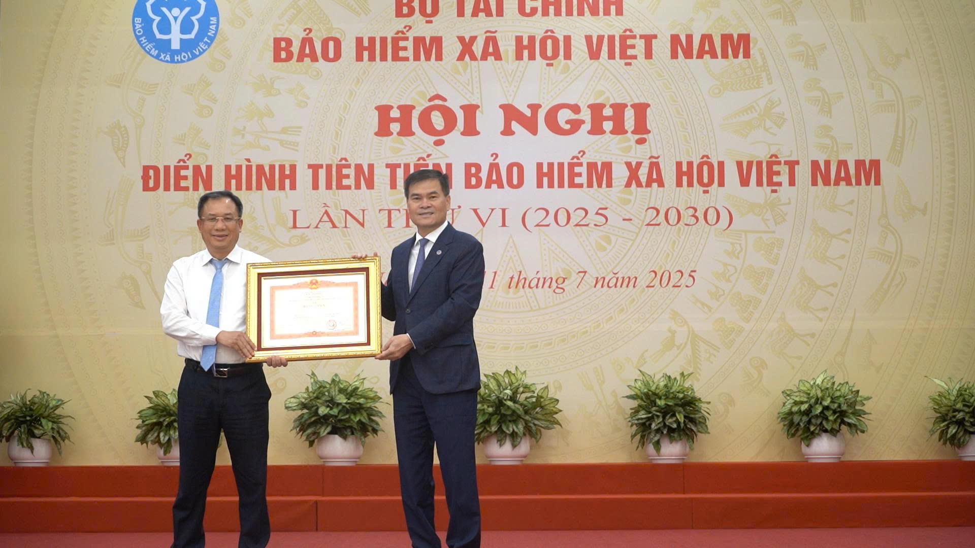 trao tặng 12-7