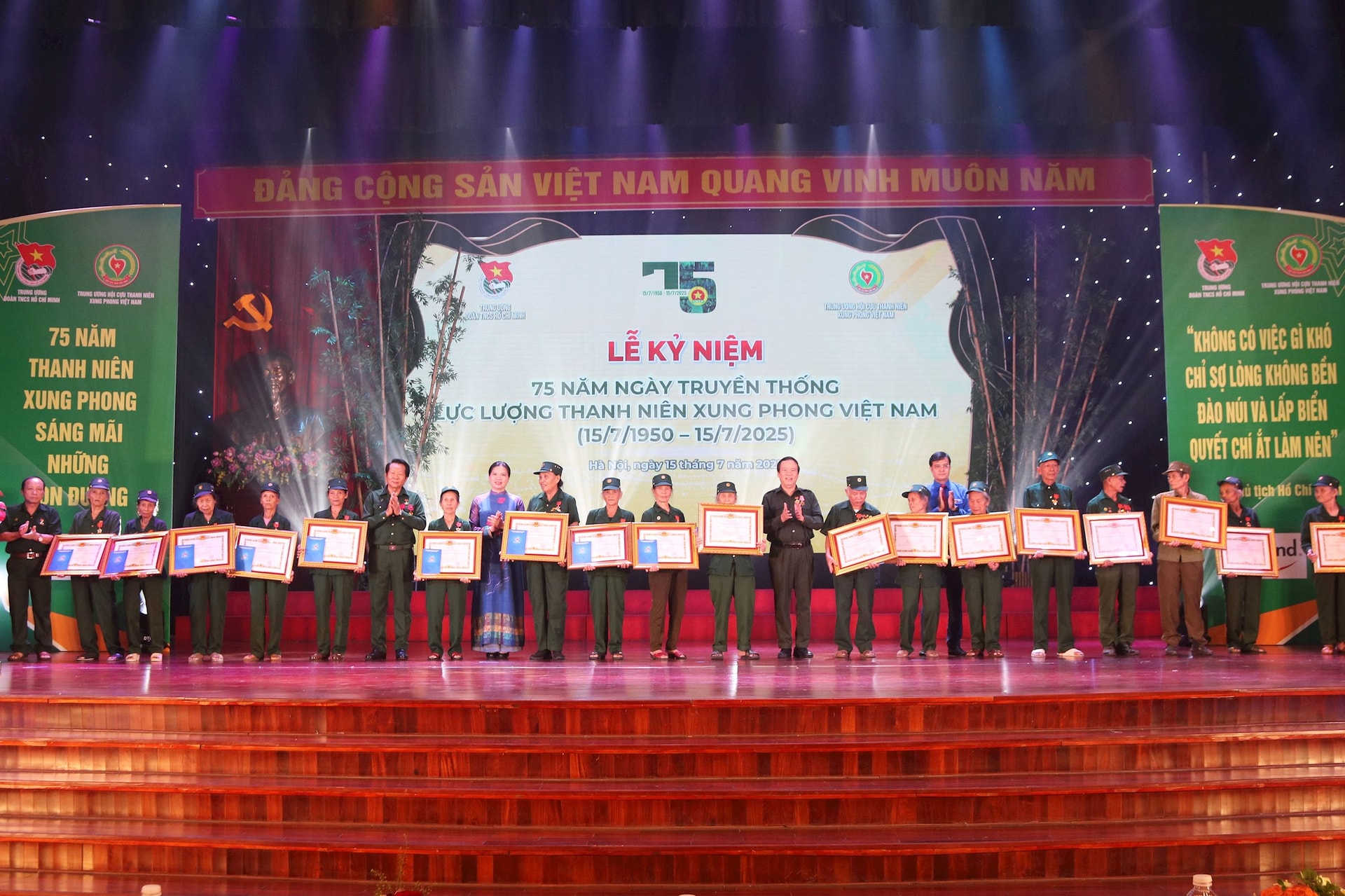 Phó Chủ tịch Hà Thị Nga, Phó Chủ tịch Bùi Quang Huy cùng các đại biểu trao tặng “Huy chương Thanh niên xung phong vẻ vang” cho 22 cựu Thanh niên xung phong