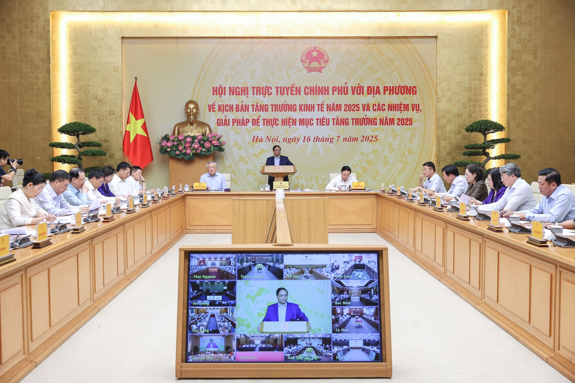 Thủ tướng: Tăng trưởng 8,3-8,5% năm 2025 không là 'mục tiêu bất khả thi'- Ảnh 15.
