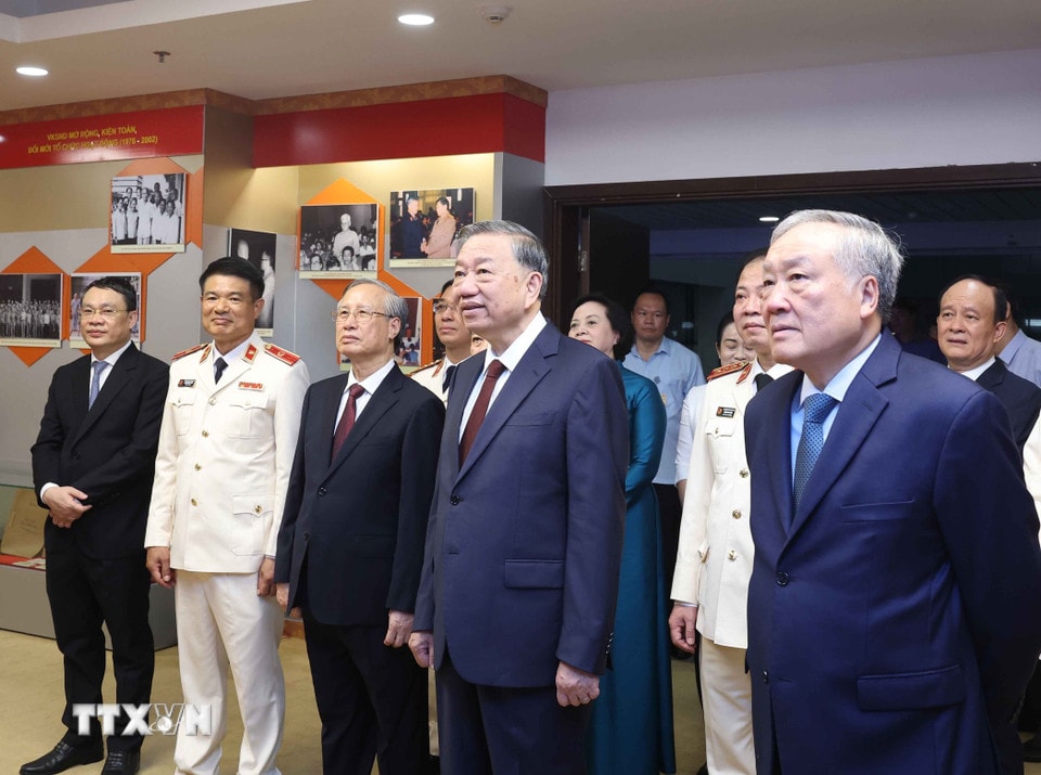 Tổng Bí thư Tô Lâm thăm phòng truyền thống ngành Kiểm sát Nhân dân. (Ảnh: Thống Nhất/TTXVN)