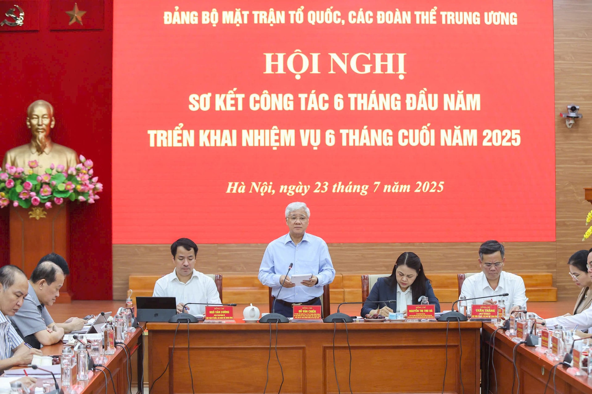 Đồng chí Đỗ Văn Chiến, Ủy viên Bộ Chính trị, Bí thư Trung ương Đảng, Bí thư Đảng ủy MTTQ, các đoàn thể Trung ương, Chủ tịch UBTƯ MTTQ Việt Nam phát biểuHội nghị.