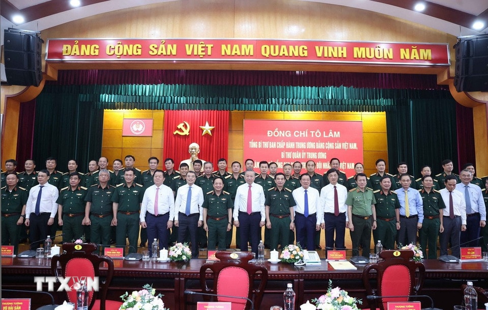 Tổng Bí thư Tô Lâm và các đại biểu chụp ảnh chung. (Ảnh: Thống Nhất/TTXVN)