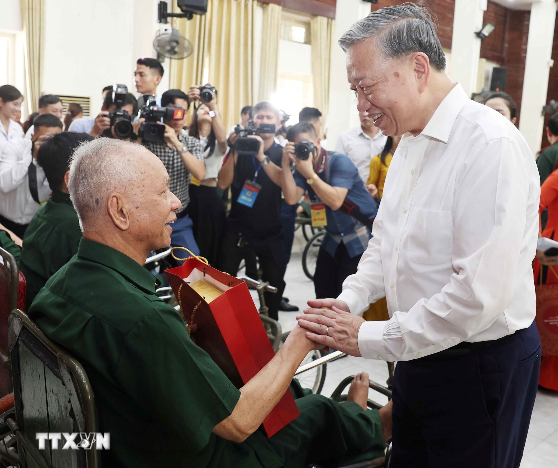tong-bi-thu-to-lam-tham-trung-tam-dieu-duong-thuong-binh-thuan-thanh-23-2.jpg