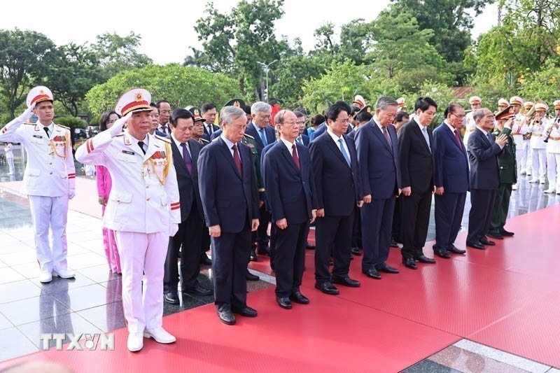 Các đồng chí lãnh đạo, nguyên lãnh đạo Đảng, Nhà nước dâng hương tại Đài tưởng niệm các Anh hùng liệt sỹ trên đường Bắc Sơn (Ba Đình, Hà Nội). (Ảnh: Minh Đức/TTXVN)