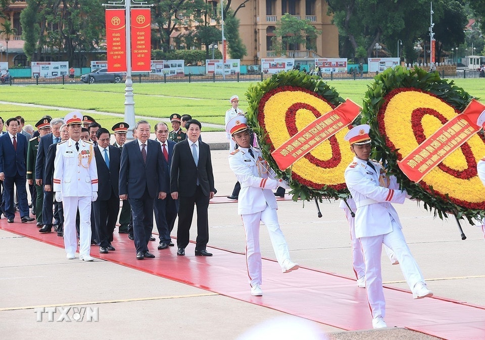 Lãnh đạo Đảng, Nhà nước đặt vòng hoa và vào Lăng viếng Chủ tịch Hồ Chí Minh. (Ảnh: An Đăng/TTXVN)