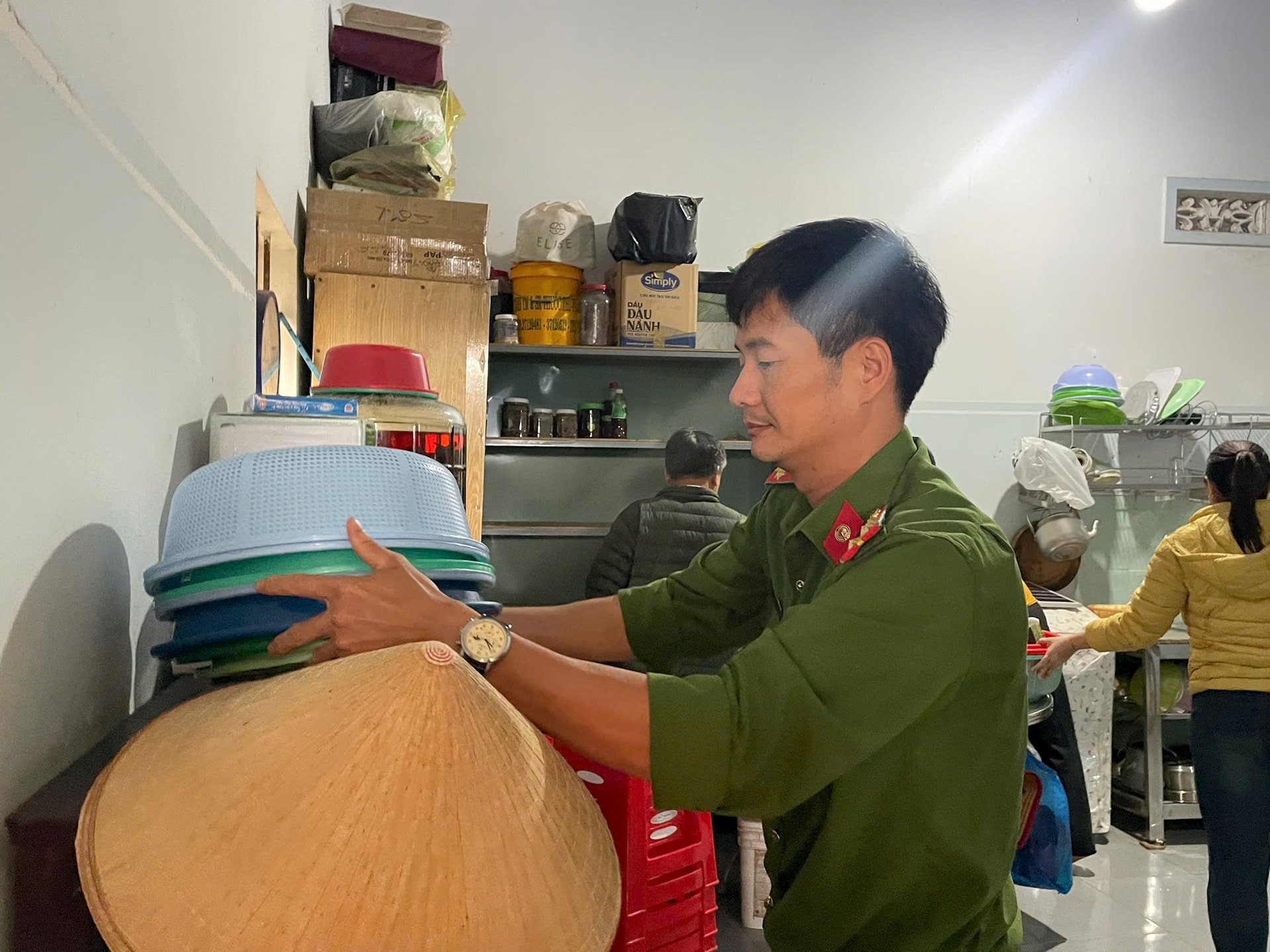 Lực lượng chức năng hỗ trợ người dân di dời tài sản