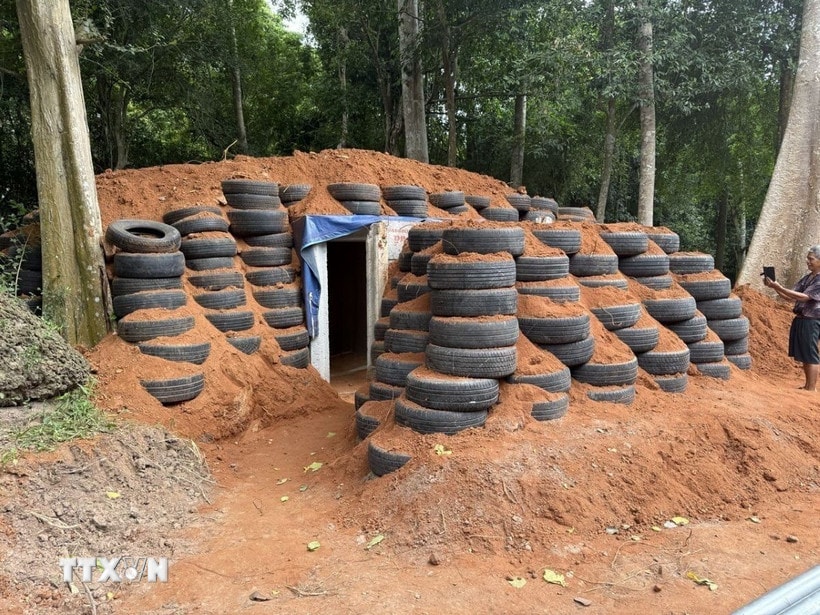 Hầm công sự do quân đội Thái Lan chuẩn bị tại khu vực Đền Ta Muen Thom ngày 23/7. (Ảnh: Phạm Hải/TTXVN)