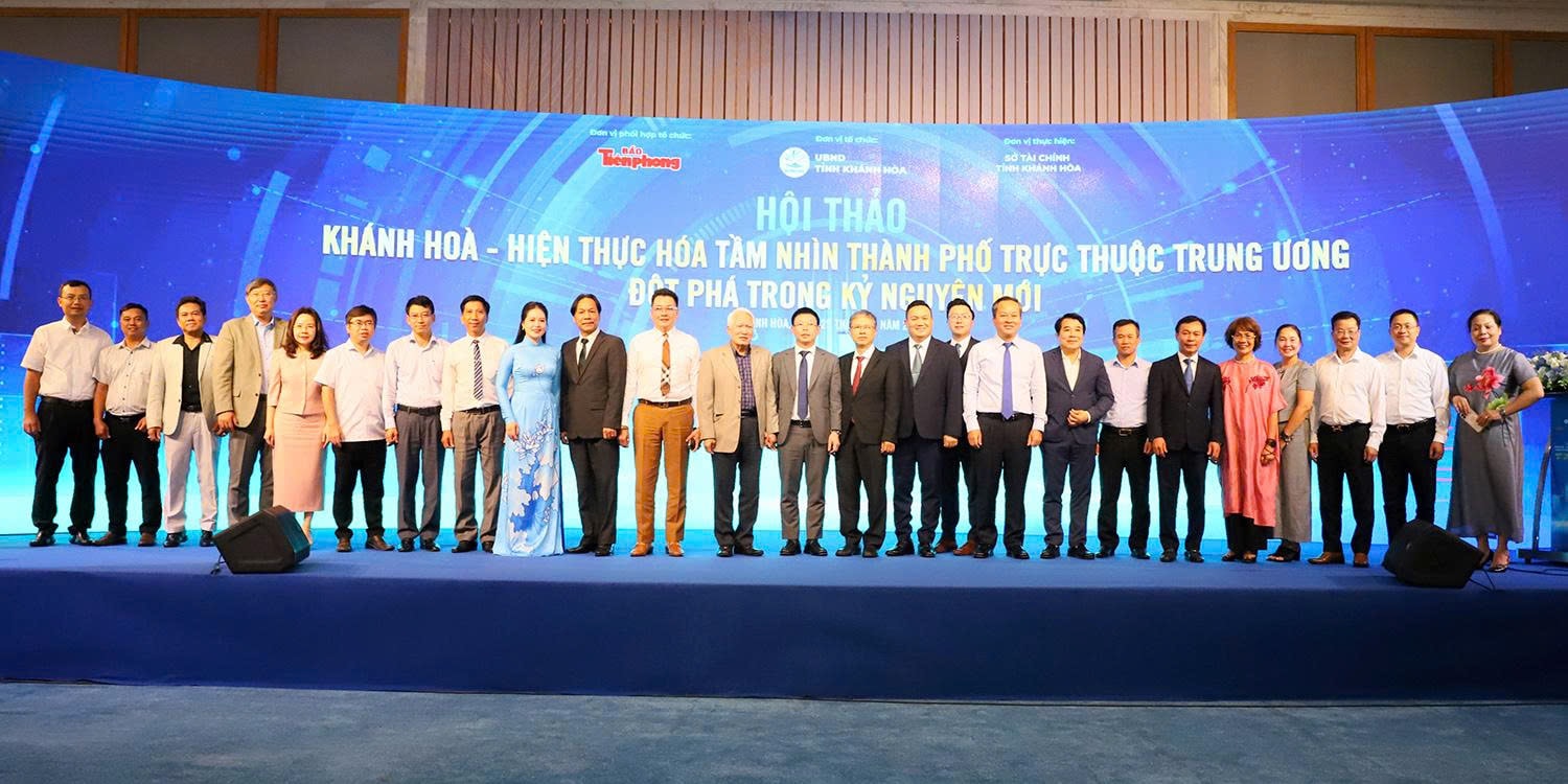 Các đại biểu chụp ảnh lưu niệm (ảnh Thùy Trang)