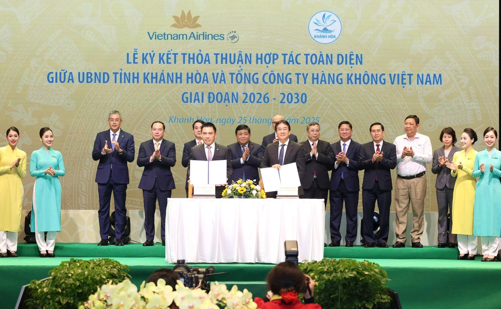 Lễ Ký Kết tỉnh Khánh Hòa và các nhà đầu tư (ảnh Thùy Trang)