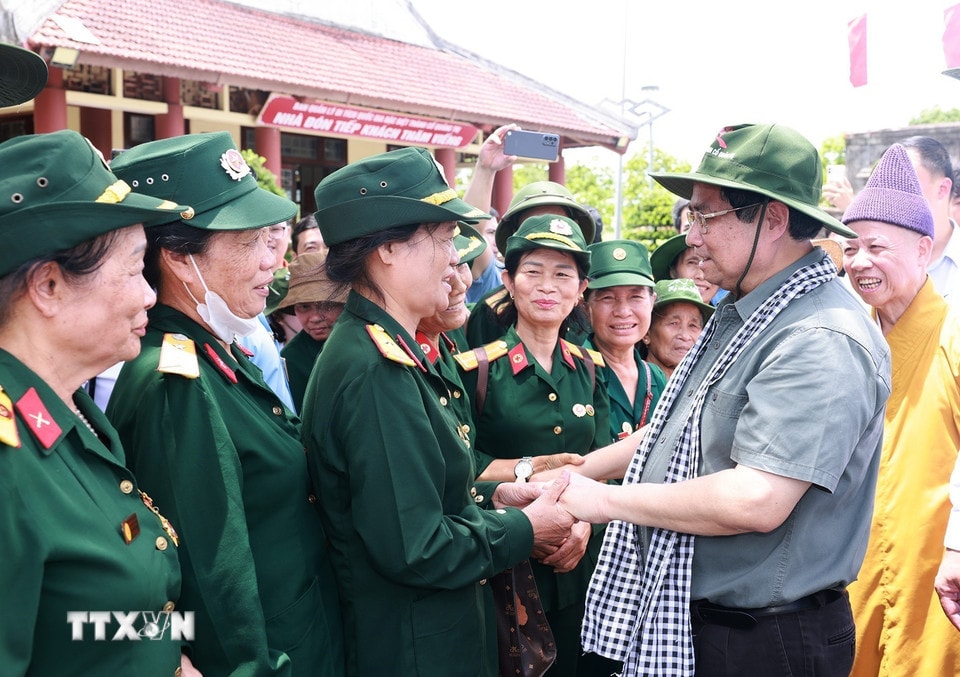 Thủ tướng Phạm Minh Chính thăm hỏi các cựu chiến binh, thanh niên xung phong tại Di tích quốc gia đặc biệt Thành cổ Quảng Trị. (Ảnh: Dương Giang/TTXVN)