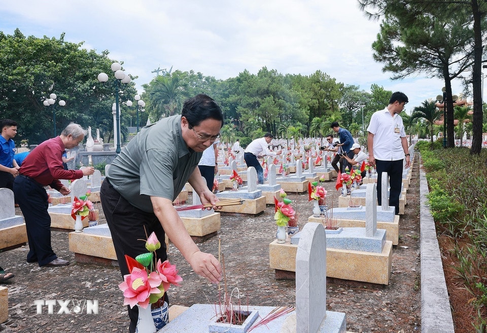 Thủ tướng Phạm Minh Chính thắp hương trên phần mộ liệt sỹ tại Nghĩa trang liệt sỹ Quốc gia Đường 9. (Ảnh: Dương Giang/TTXVN)