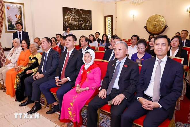 ttxvn-chu-tich-quoc-hoi-va-phu-nhan-gap-go-cong-dong-nguoi-viet-nam-tai-maroc-8173735-9.jpg
