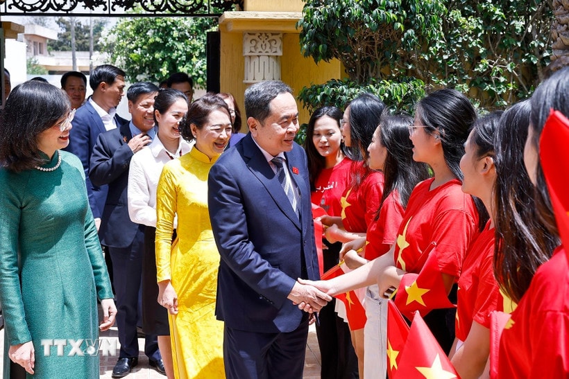 Chủ tịch Quốc hội Trần Thanh Mẫn và Phu nhân đến thăm, gặp gỡ cán bộ, nhân viên Đại sứ quán và cộng đồng người Việt Nam tại Maroc. (Ảnh: Doãn Tấn/TTXVN)