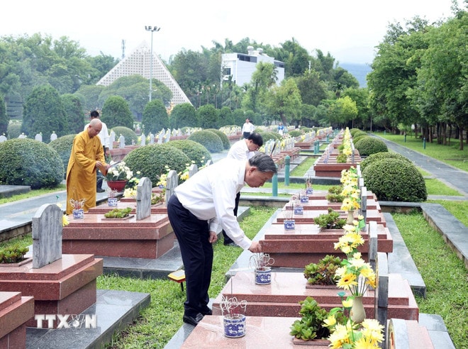 ttxvn-tong-bi-thu-to-lam-tuong-niem-anh-hung-liet-si-tai-nghia-trang-liet-si-quoc-gia-a1-o-dien-bien-27-7.jpg